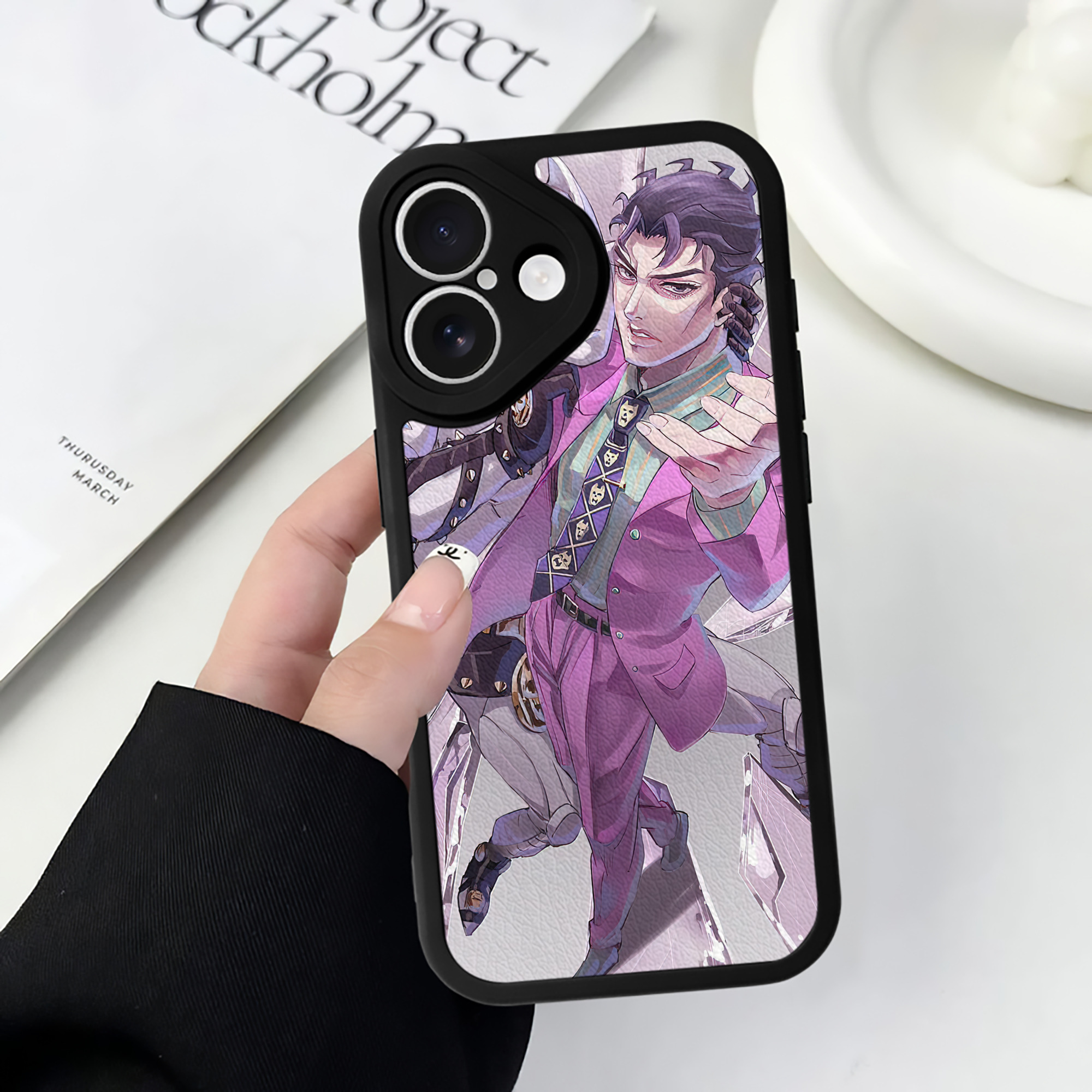 （画像用） ジョジョの奇妙な冒険 JoJo's Bizarre Adventure 【iPhone 16シリーズ対応】シリコンスマホケース（レザー調） 材質：シリコン